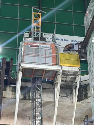 Buen precio Montacargas de construcción tipo inverso Q345B Acero 1000kg Montacargas de cremallera y piñón para túnel en línea