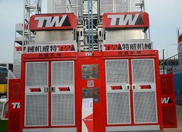 Buen precio Elevador de elevación de construcción con motor de bisela, 2x13kw Elevador de elevación de mercancías en línea