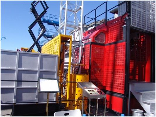 1.6 toneladas de elevadores de construcción, 300 metros de pasajeros y material
